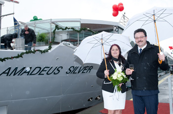 Taufpatin Doris Heger, ein Mitglied der Familie Lüftner, und Kapitän Fabien Stein bringen die AMADEUS SILVER in Fahrt (Foto: Lüftner Cruises)