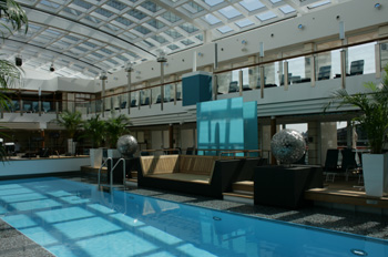 Luxus ist auch Platz am Pool: Das Pooldeck erstreckt sich über zwei Ebenen und ist von einem Magrodome überdacht (Foto: pg)