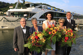 Hans Kaufmann, Geschäftsführer von Thurgau Travel, und seine Frau Ernestine freuen sich über den Neubau der Reederei Scylla, die durch Geschäftsführerin Manuela van Zelst Stolz bei der Taufe vertreten wurde. Esther Fritsche agierte als Taufpatin der EDELWEISS, Kapitän ist Cornelis van Eck (Foto: Thurgau Travel)