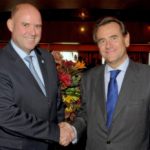 v.lks.: AIDA President Michael Ungerer gratuliert Sixte Cambra, Präsident der Barcelona Port Authority zum Neubau (Foto: AIDA Cruises)