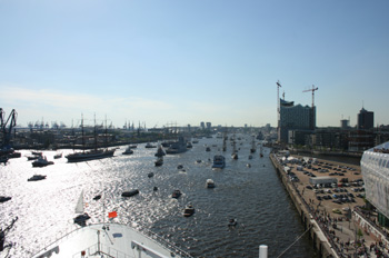 Viel los im Hamburger Hafen - ein neuer Kreuzfahrtterminal muss her (Foto: pg)