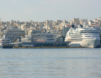 Große und kleine Schiffe füllen den Hafen von Athen (Foto: pg)
