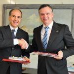 Michael Thamm, CEO Costa Crociere und der Passagier-Chef von Trenitalia, Gianfranco Battisti, besiegeln die neue Übereinkunft (Foto: Costa)