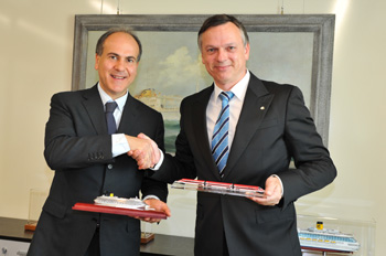 Michael Thamm, CEO Costa Crociere und der Passagier-Chef von Trenitalia, Gianfranco Battisti, besiegeln die neue Übereinkunft (Foto: Costa)