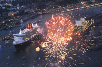 Hamburg verabschiedete die QUEEN MARY 2 zum zehnjährigen Jubiläum mit Feuerwerk (Foto: Cunard)