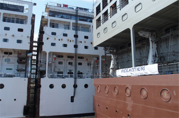 Bug und Heck der MSC ARMONIA bewegten sich heute auseinander, im Vordergrund ist der neue Teil des Schiffs zu sehen (Foto: pg)