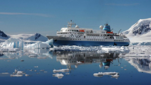 Die ehemalige BREMEN von Hapag-Lloyd Cruises fährt als SEAVENTURE für Iceland ProCruises