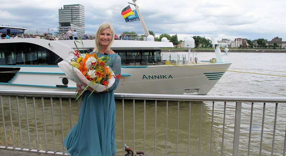 Die langjährige Phoenix-Mitarbeiterin Barbara Weyden hat das Flussschiff ANNIKA in Köln getauft (Foto: Phoenix Reisen)