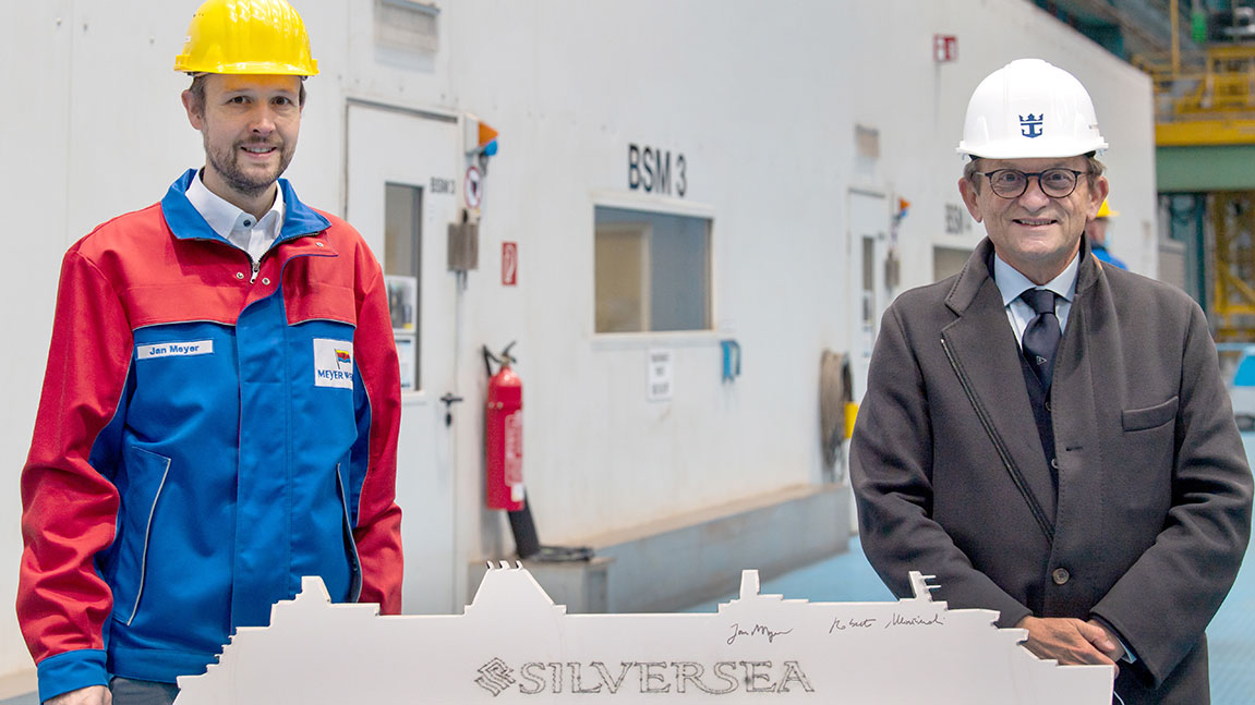 Jan Meyer, Geschäftsführer der Meyer Werft, und Silversea-CEO Roberto Martinoli beim Brennstart der Silver Nova (Foto: Meyer Werft/Silversea)
