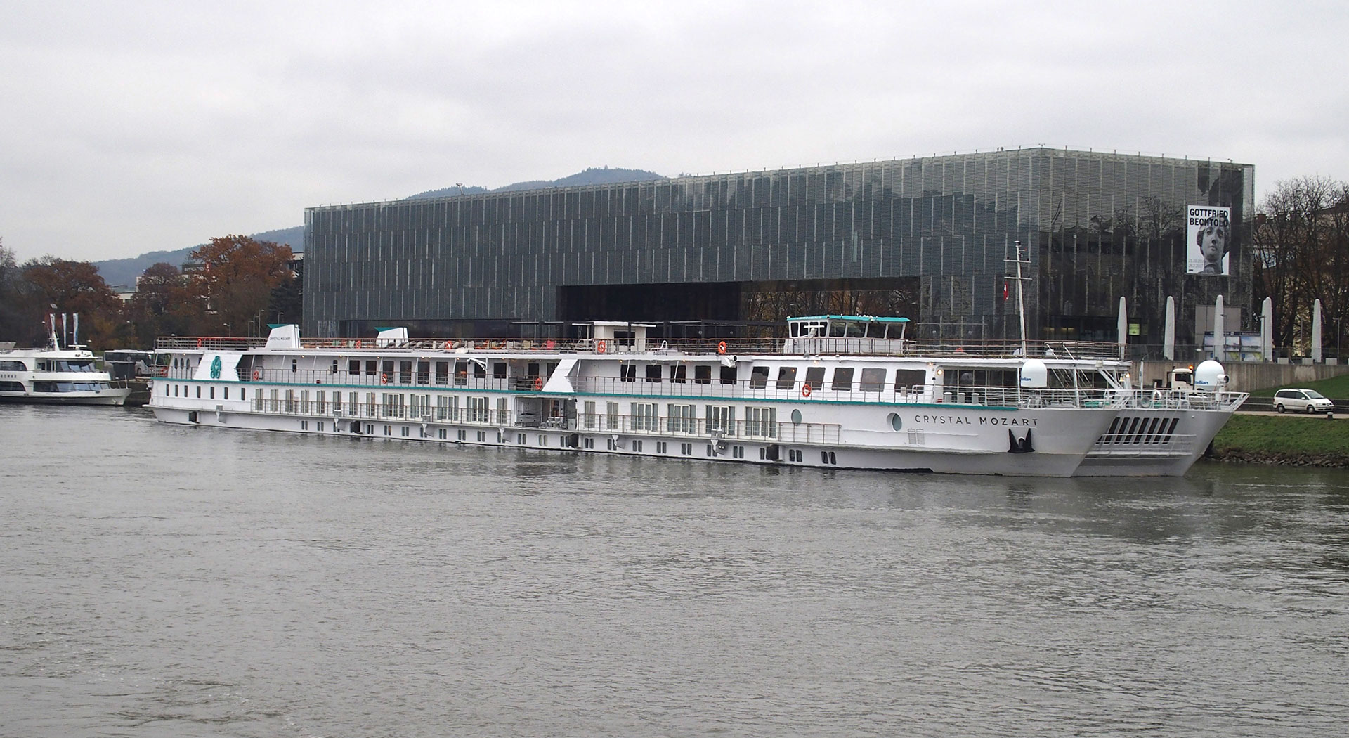 Die MOZART – hier in Linz und noch unter der Flagge von Crystal Cruises – zählt zu den luxuriösesten Donauschiffen (Foto: pg)